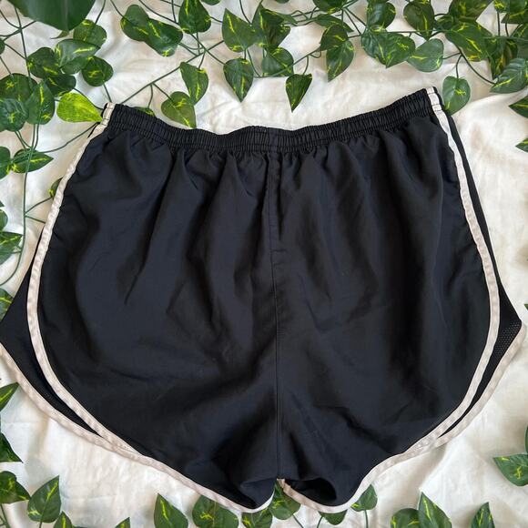 Nike womens running shorts - Picture 3 of 4